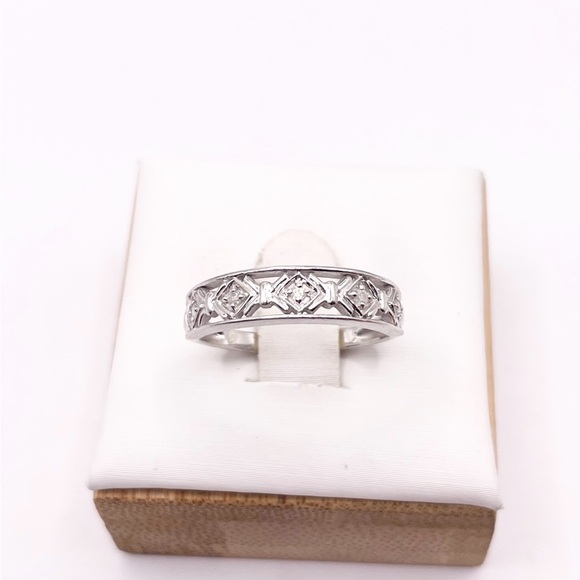 Size 6 Diamond chips 925 Sterling Silver Ring - Picture 2 of 8